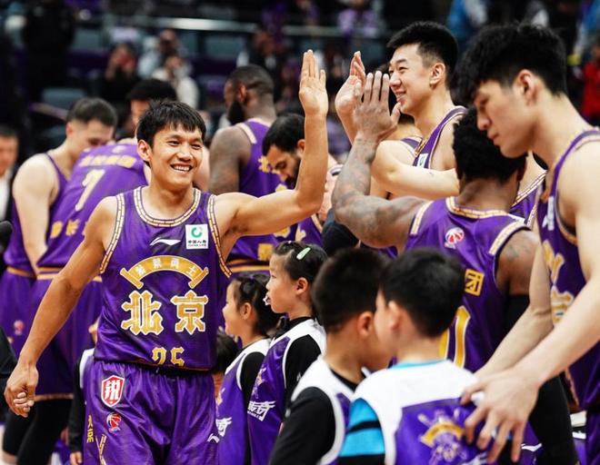 包含上海久事训练开放日,赛前复出首秀引欢呼,NBA常规赛在即,训练强度明显提升的词条 包含上海久事训练开放日,赛前复出首秀引欢呼,NBA常规赛在即,训练强度明显提升的词条